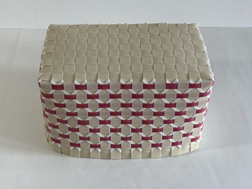クロス模様のステッチのかご、底