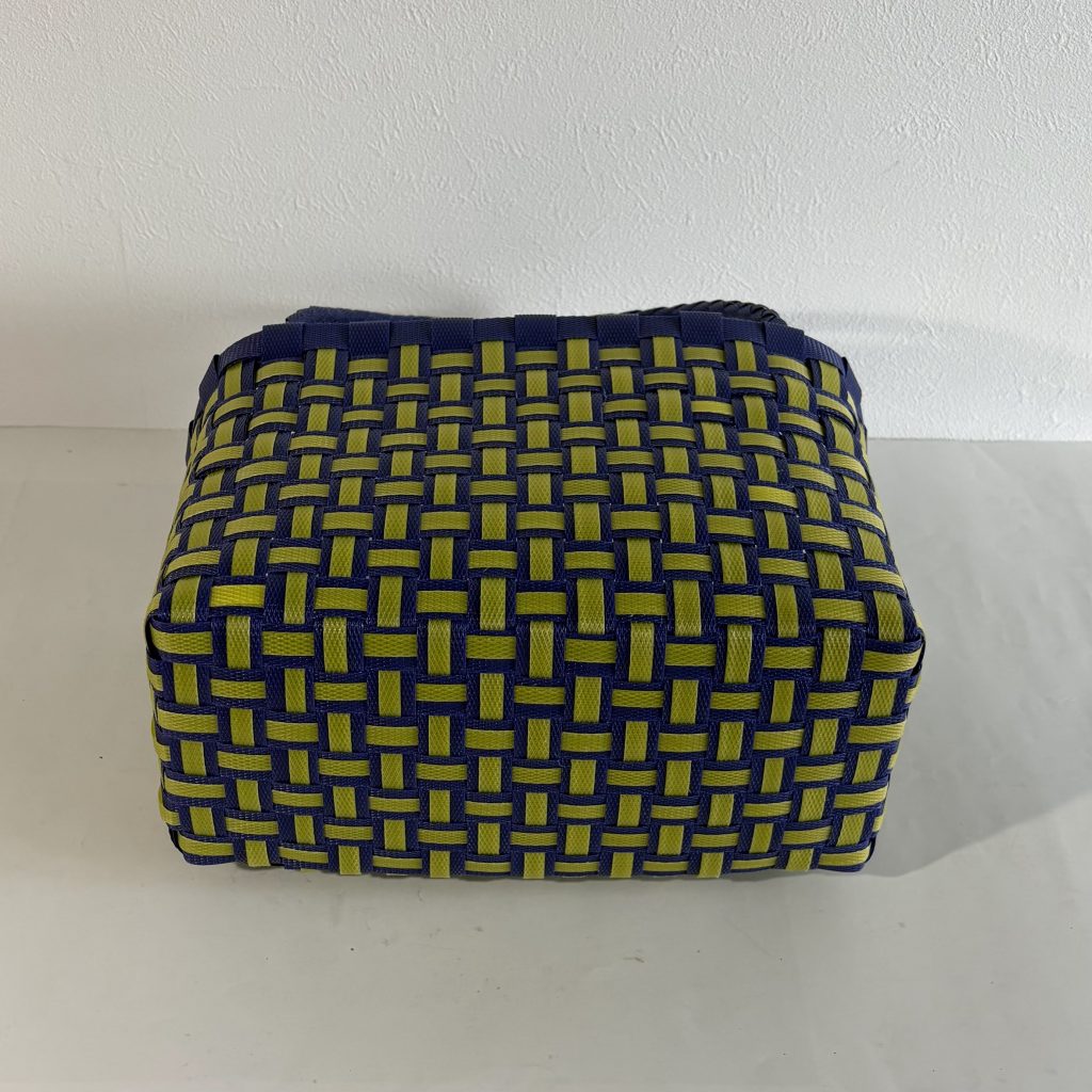 井桁模様のステッチのかご、底