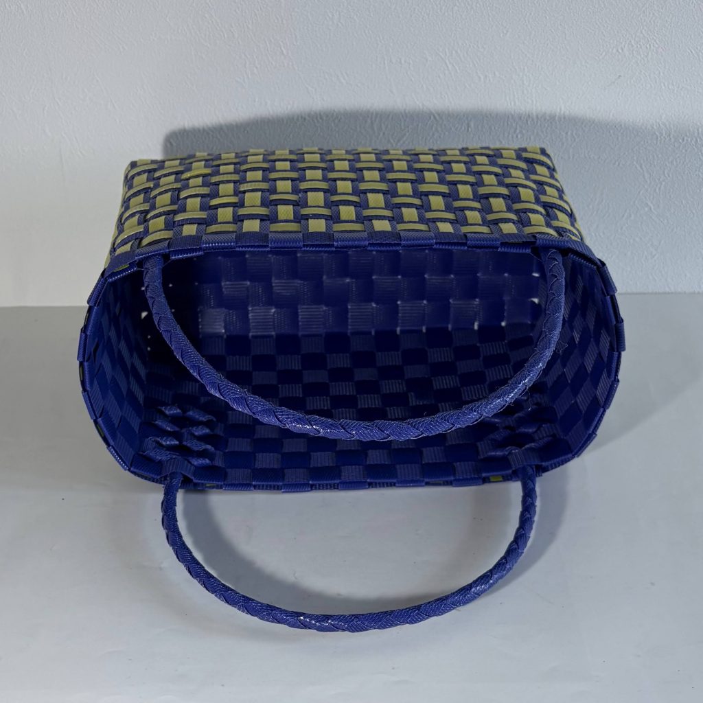 井桁模様のステッチのかご、内側