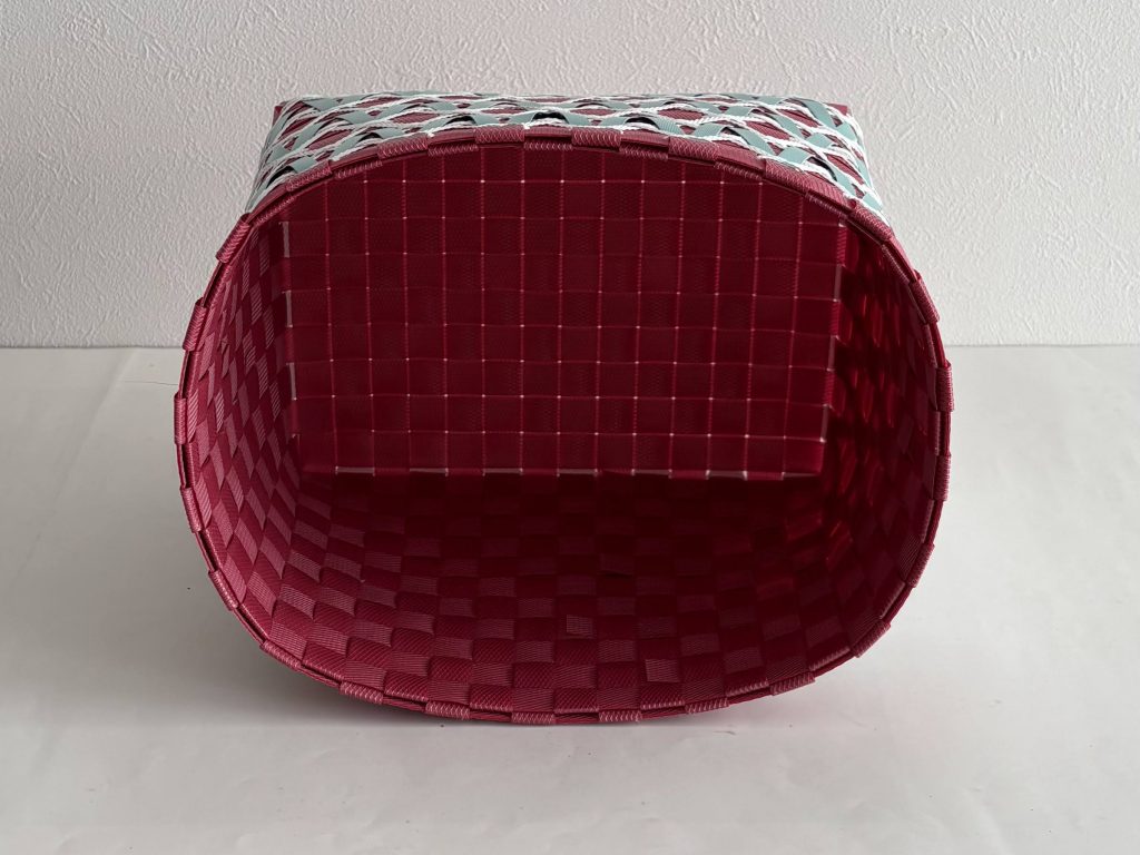 重ね菱模様のステッチのかご、内側