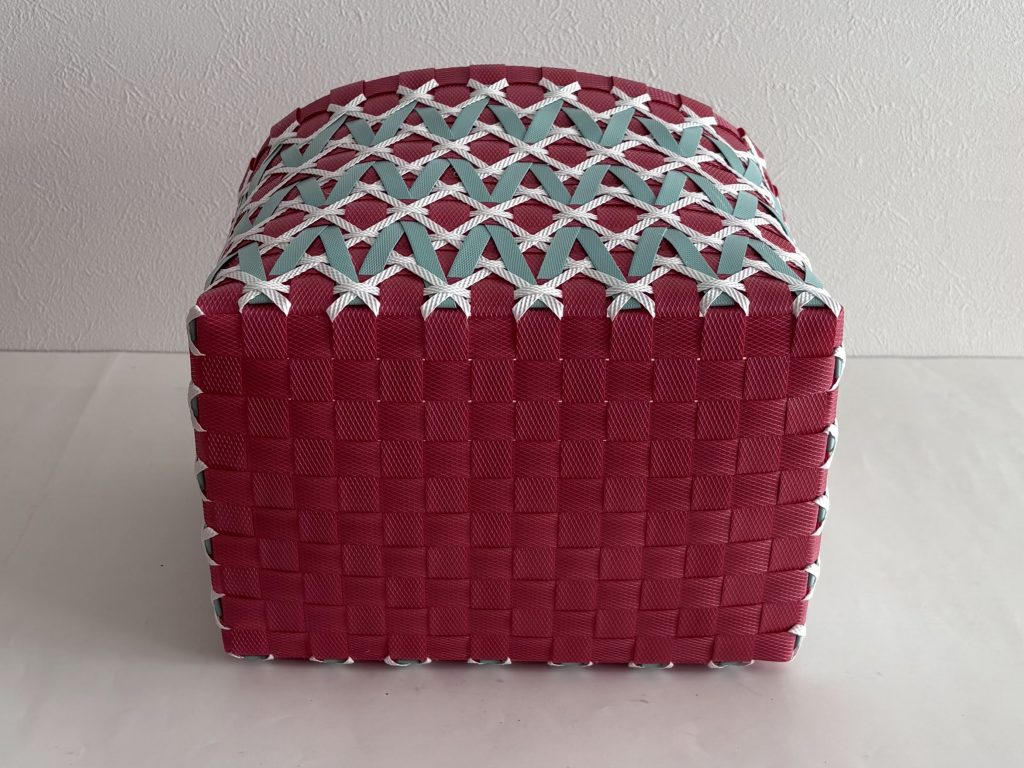 重ね菱模様のステッチのかご、底