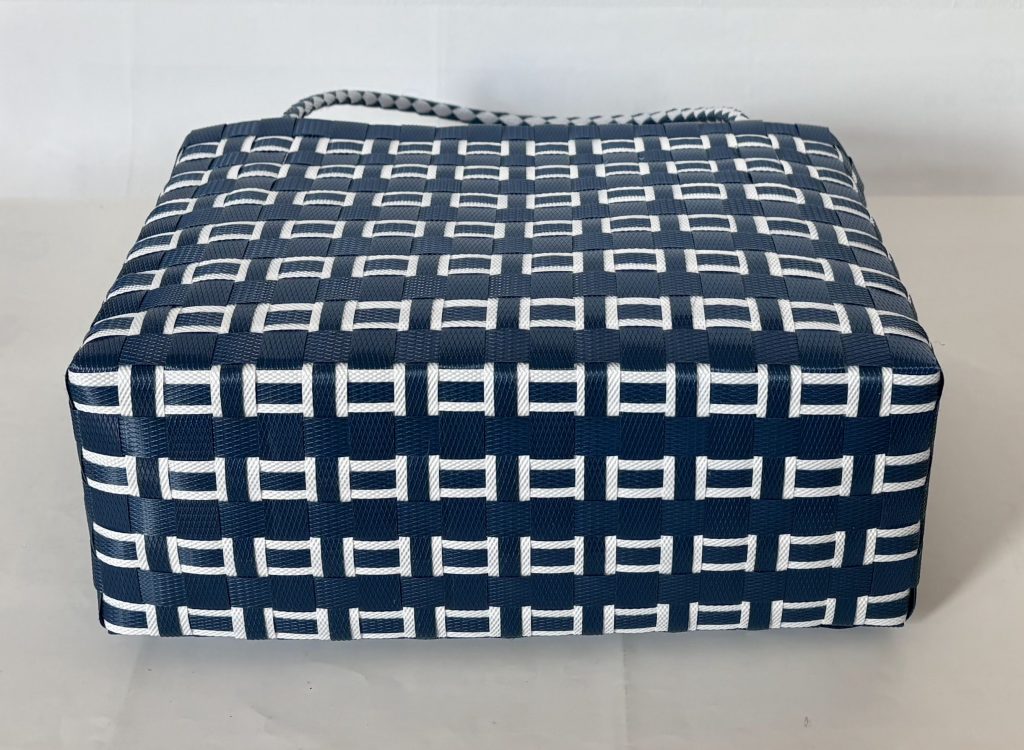 窓模様のステッチのかご、外側