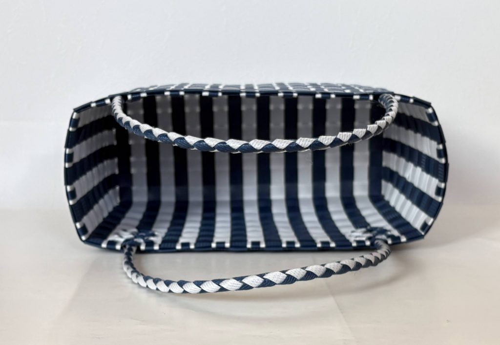 窓模様のステッチのかご、内側