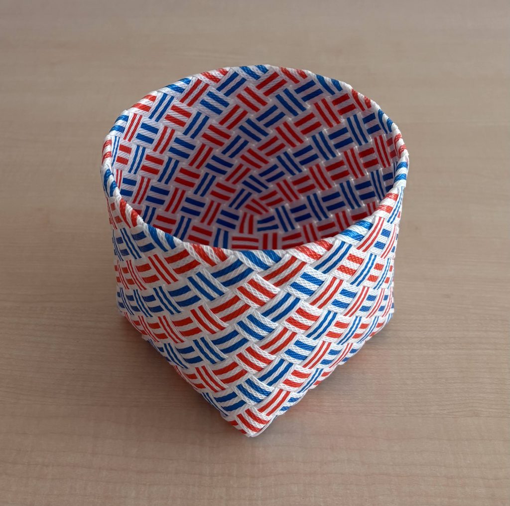 表裏のあるバンド2色を使って、
内側外側とも、表になる模様