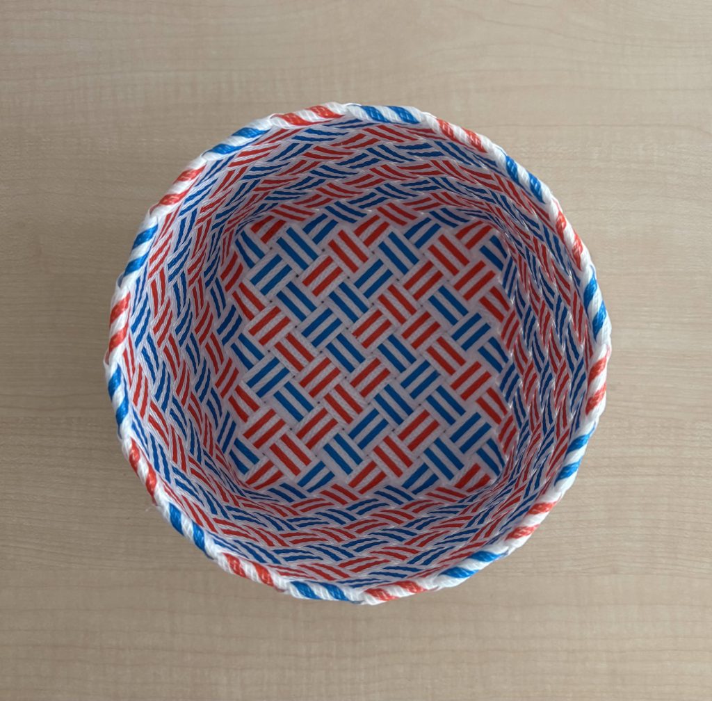 表裏のあるバンド2色を使って、
作った籠の内側