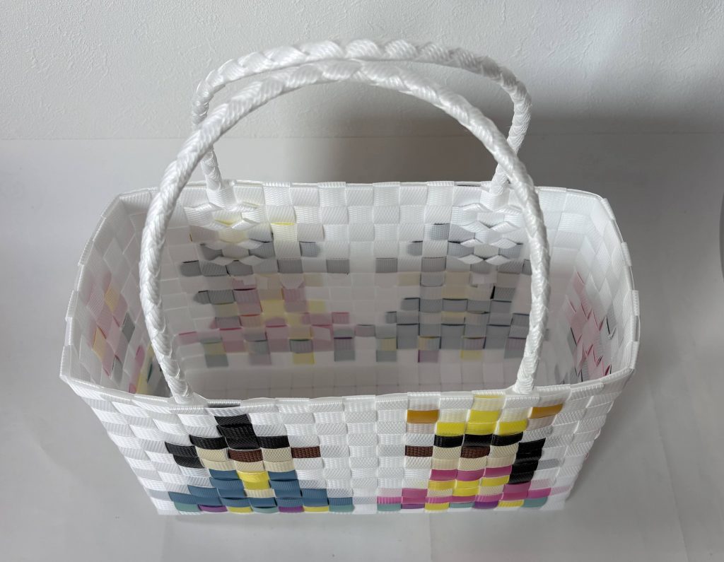 プラかごにピクセル絵でステッチ、内側