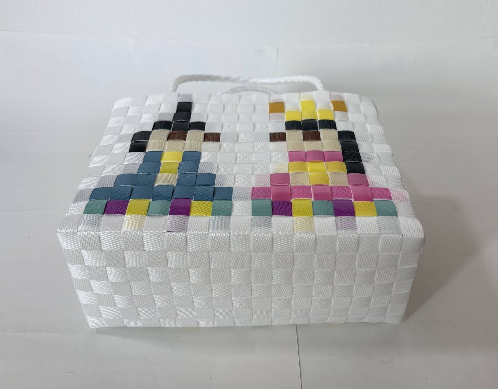 プラかごにピクセル絵でステッチ、底