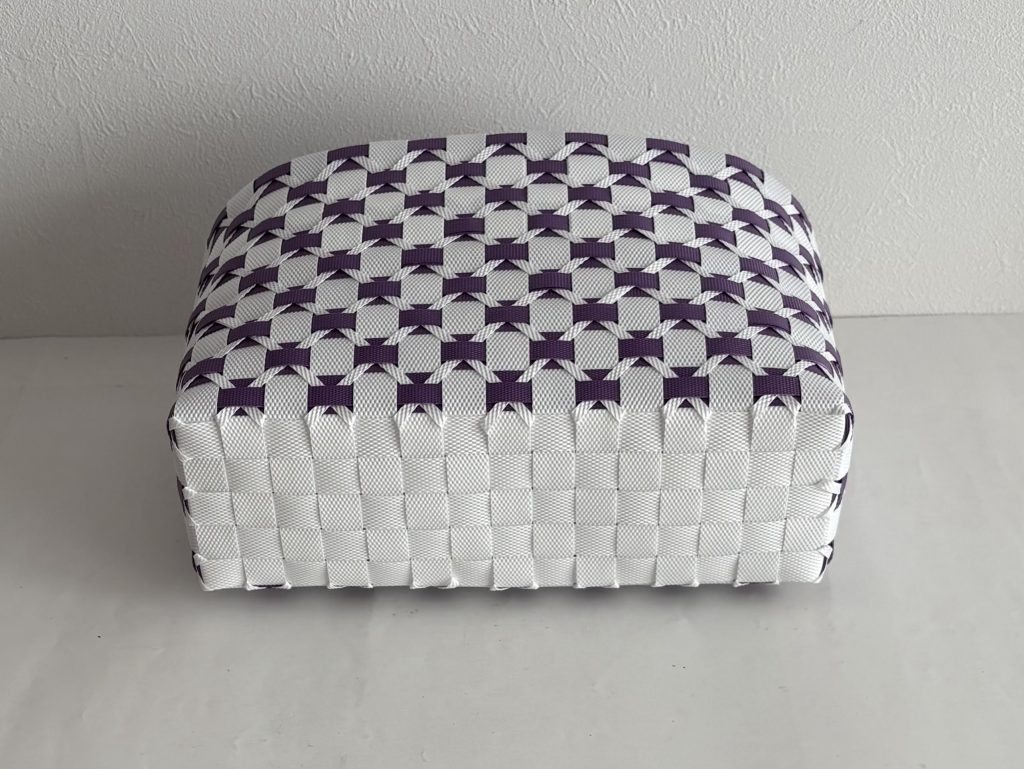 四つ葉模様のステッチのかご、底