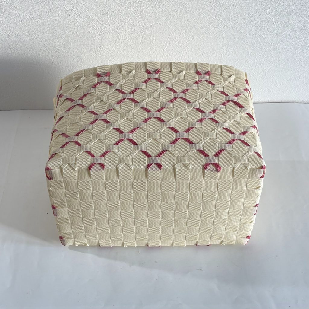 クロスチェック模様のステッチのかご、底