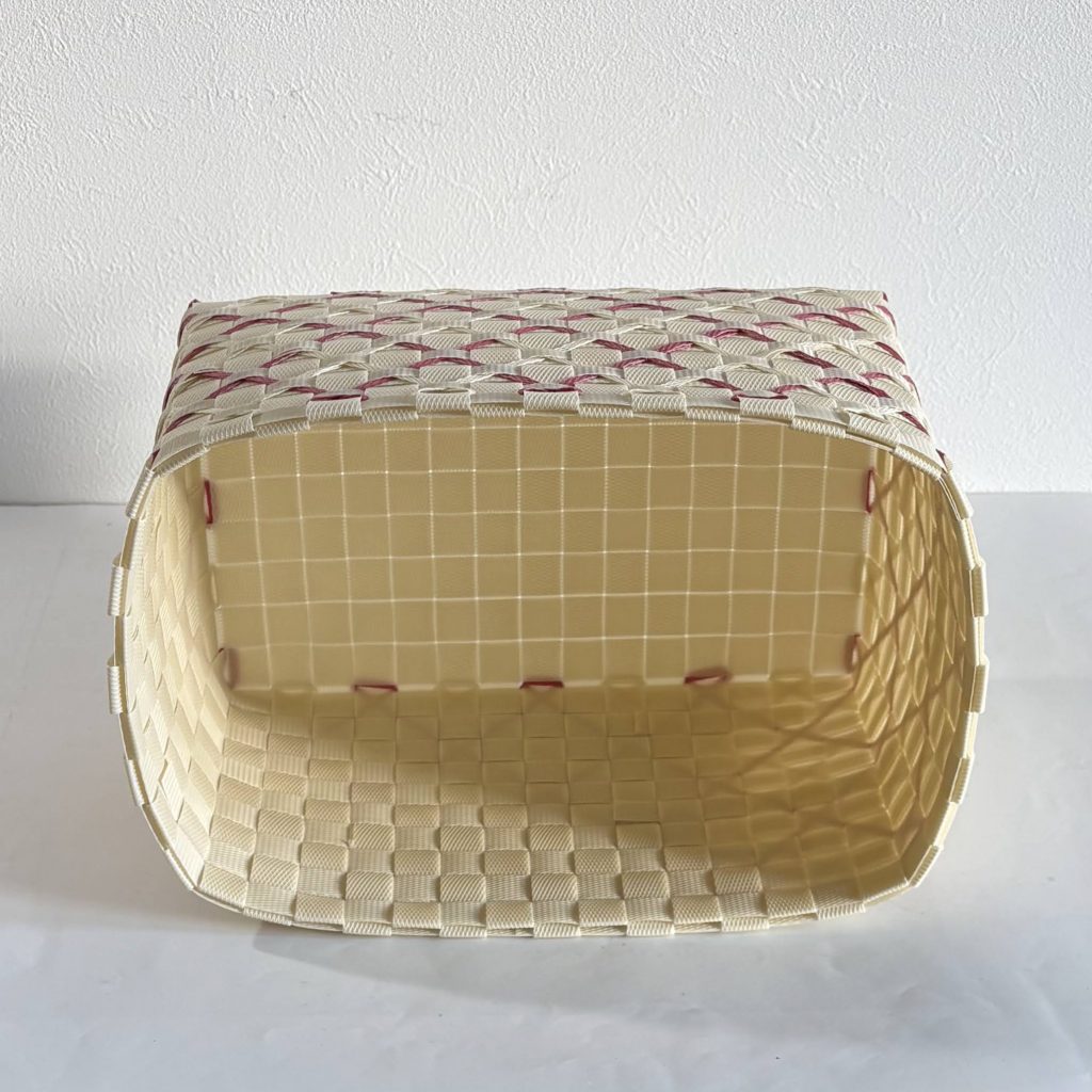 クロスチェック模様のステッチのかご、内側