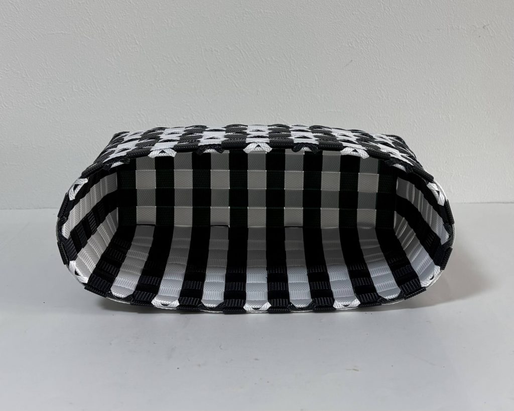 E.T.模様のステッチのかご、内側