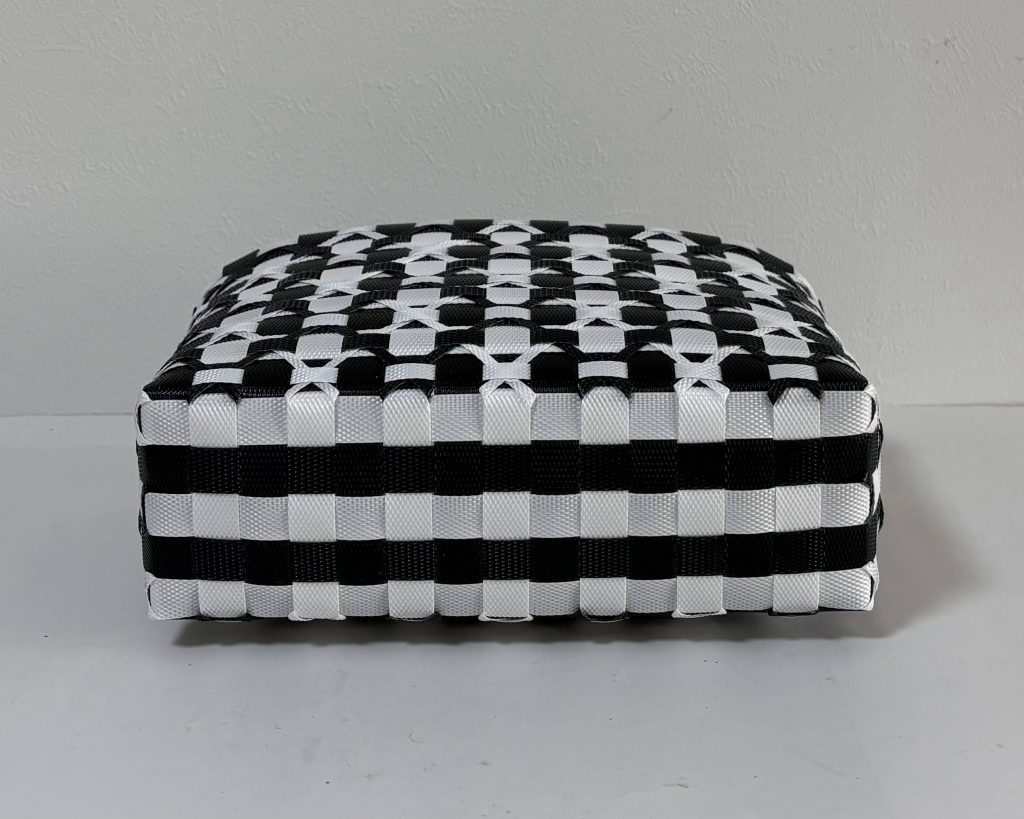 E.T.模様のステッチのかご、底