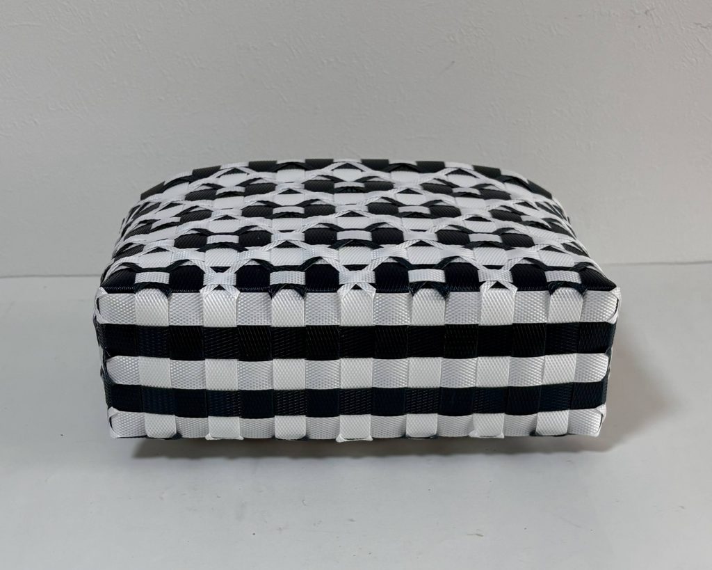 インベーダー模様のステッチのかご、底