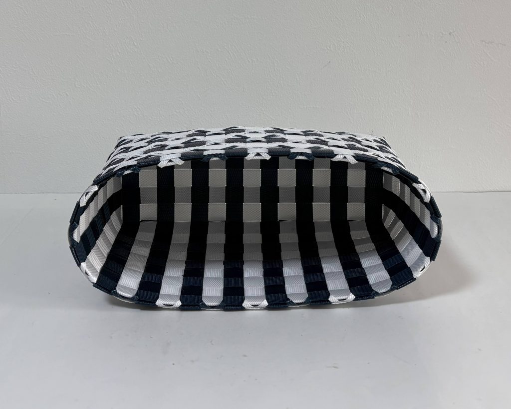 インベーダー模様のステッチのかご、内側