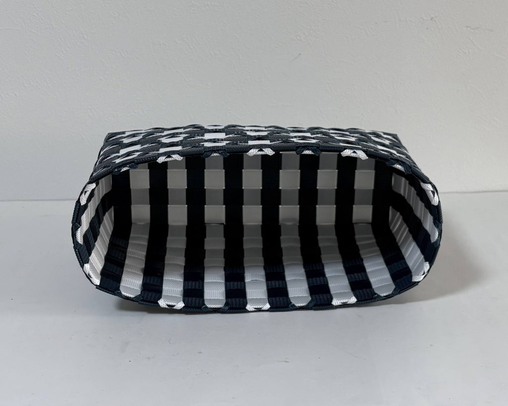 スズラン模様のステッチのかご、内側