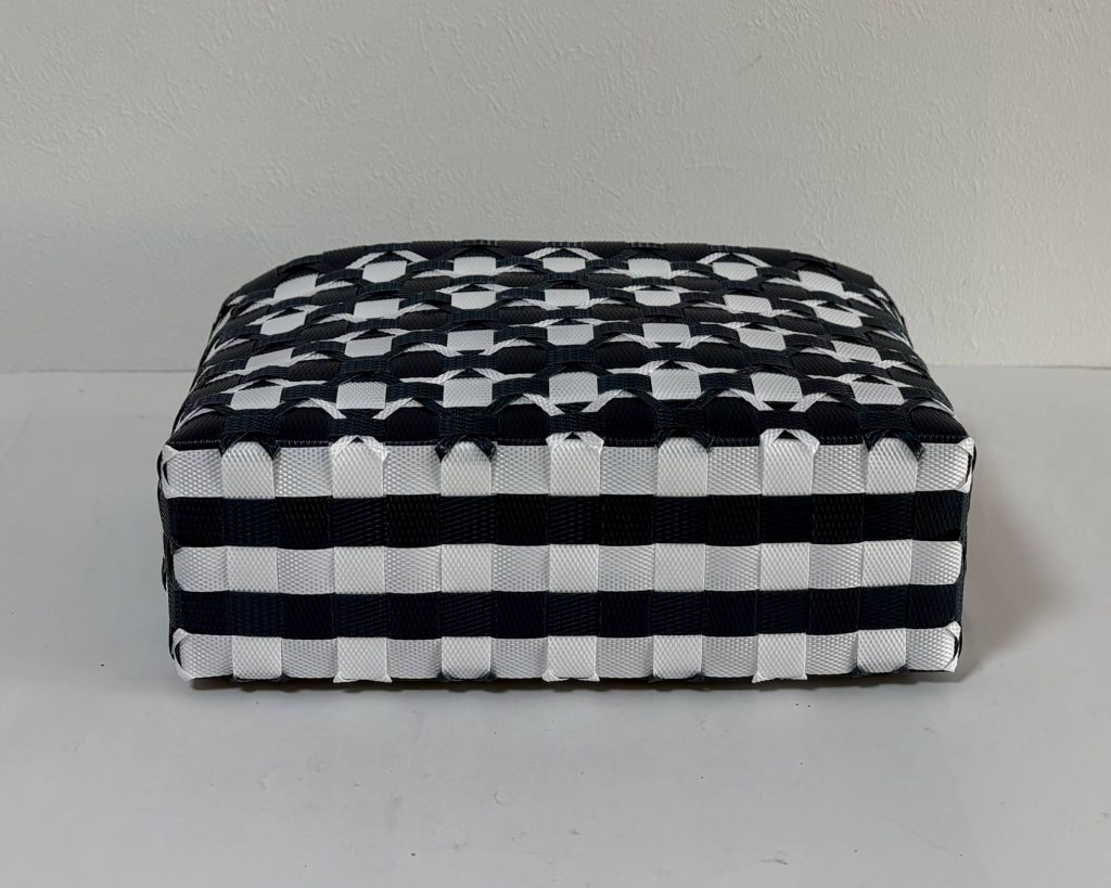 スズラン模様のステッチのかご、底