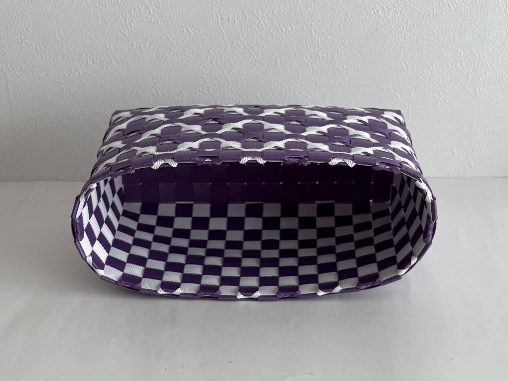 連花模様のステッチのかご、内側