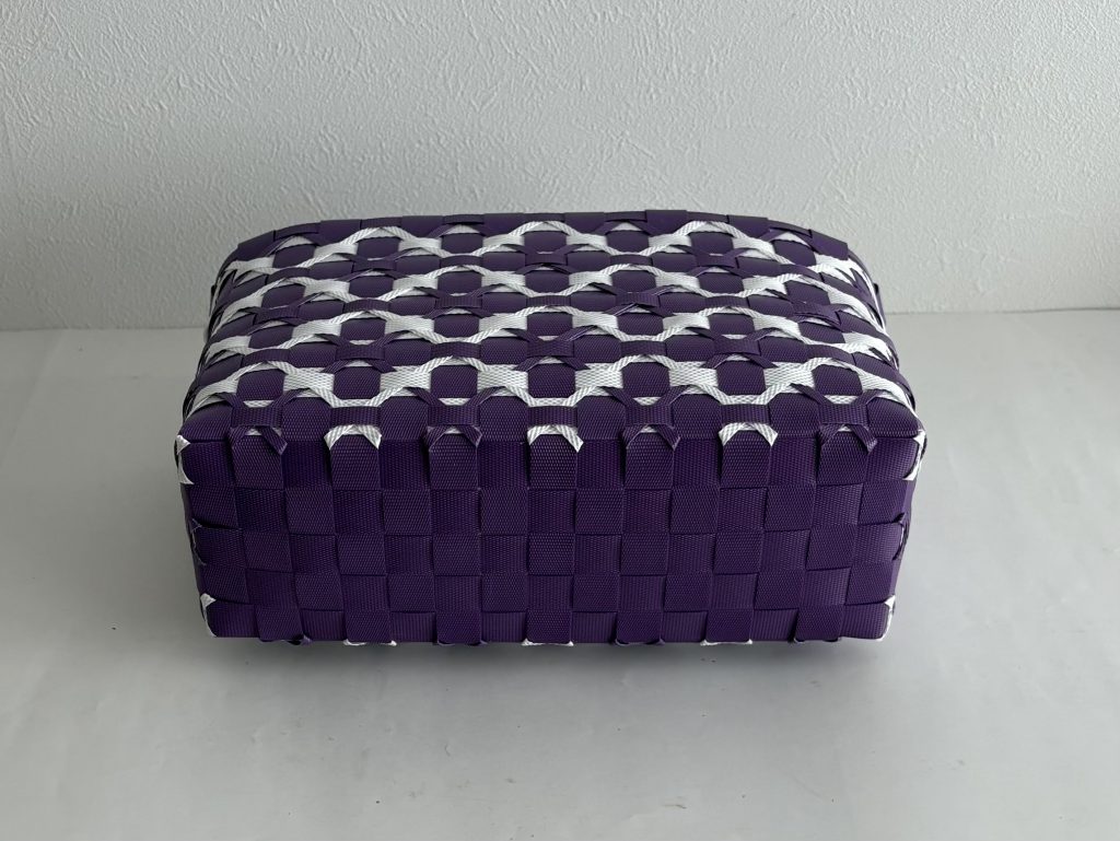 連花模様のステッチのかご、底