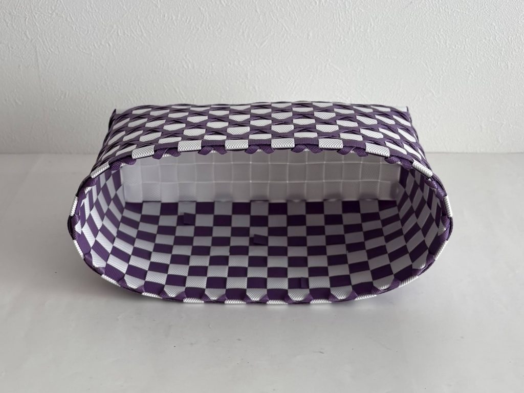 水玉模様のステッチのかご、内側