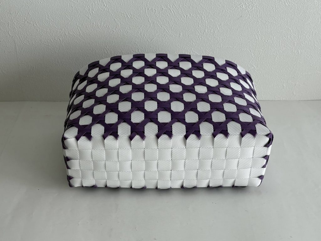 水玉模様のステッチのかご、底