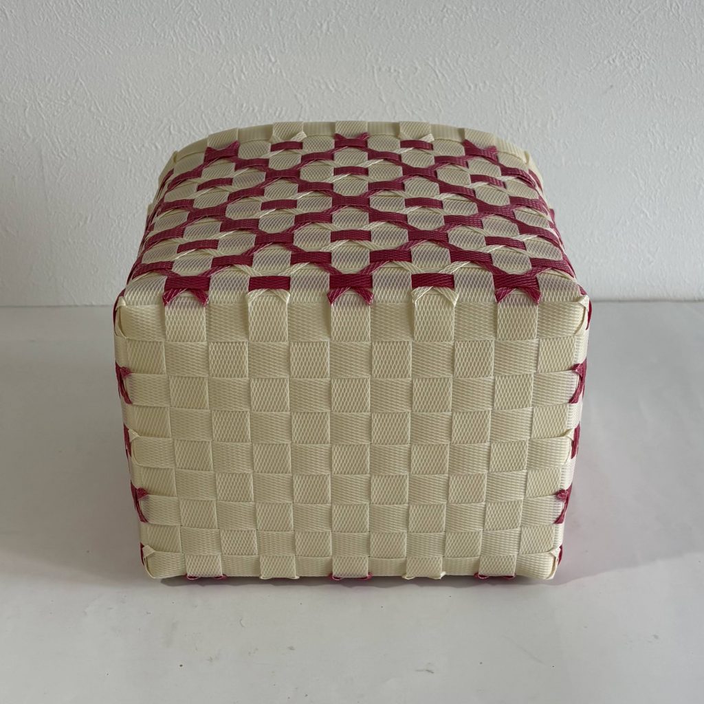 鍔(つば)模様のステッチ、底