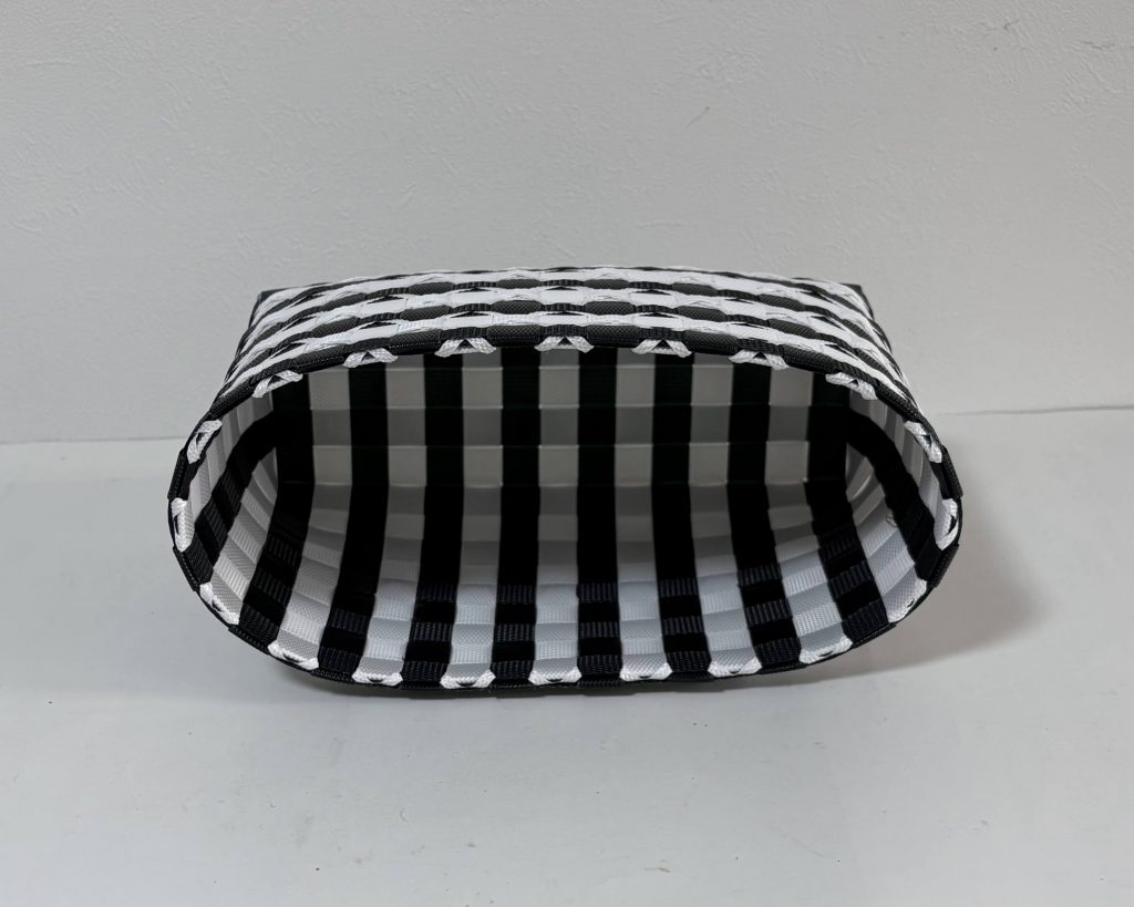 キャンディー模様のステッチのかご、内側