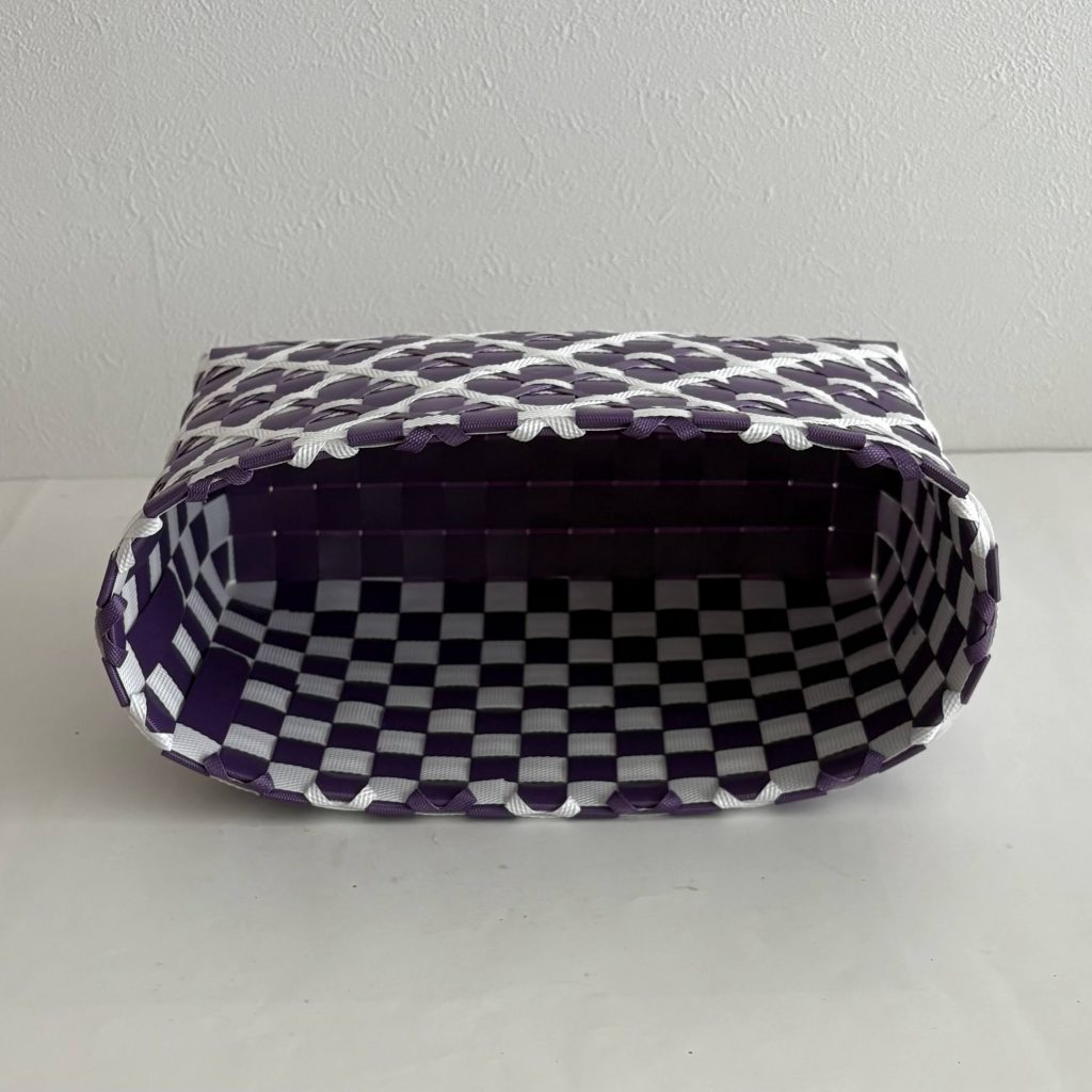 花模様のステッチのかご、内側