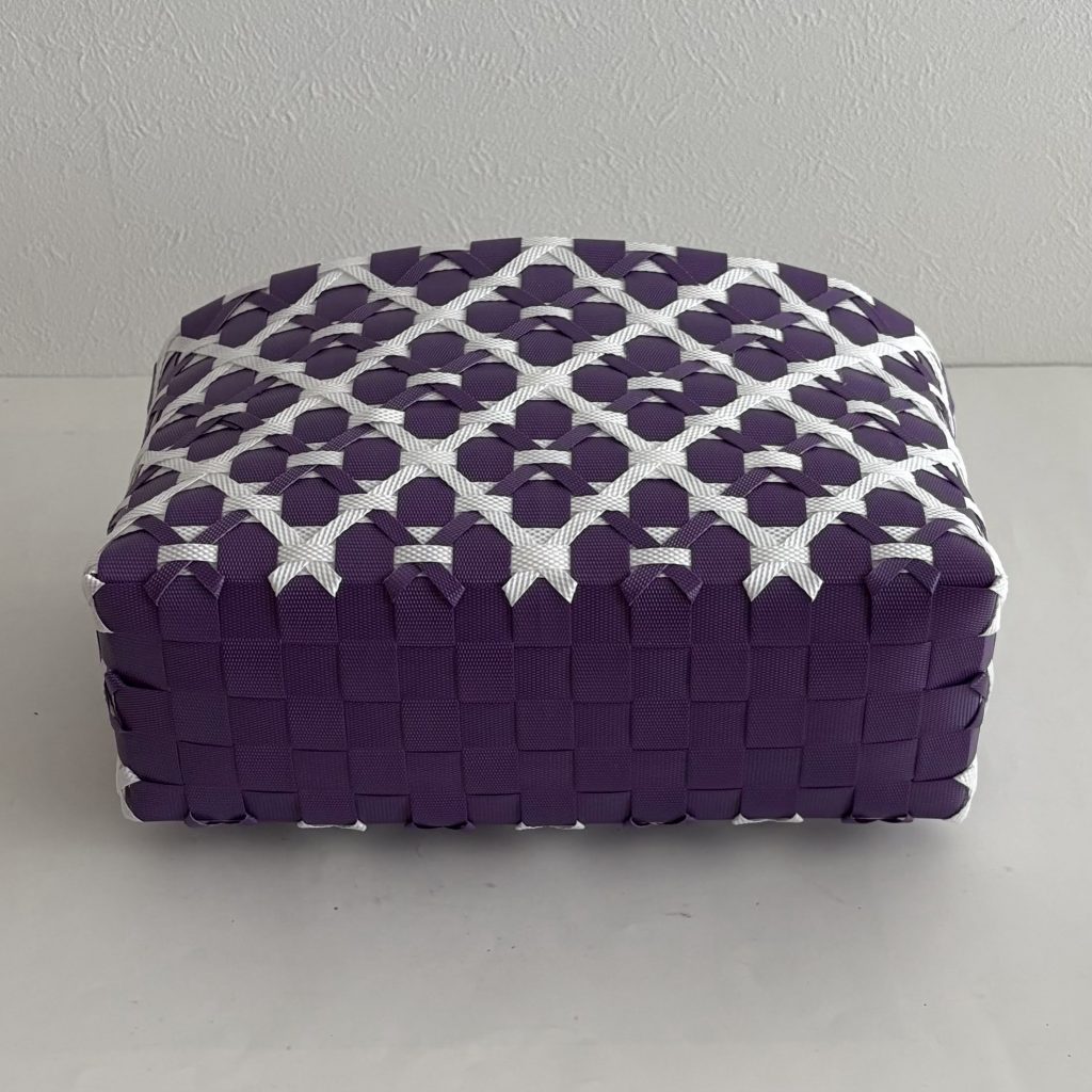 花模様のステッチのかご、底