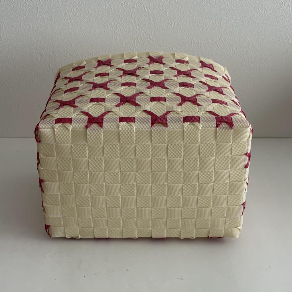 手裏剣模様のステッチのかご、底