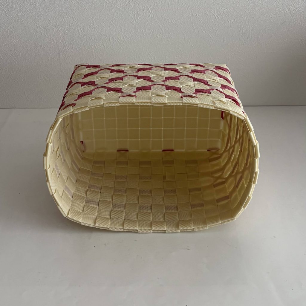 柄(つか)模様のステッチのかご、内側