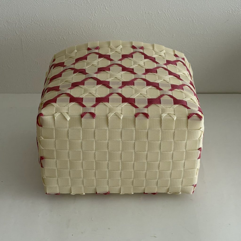 柄(つか)模様のステッチのかご、底