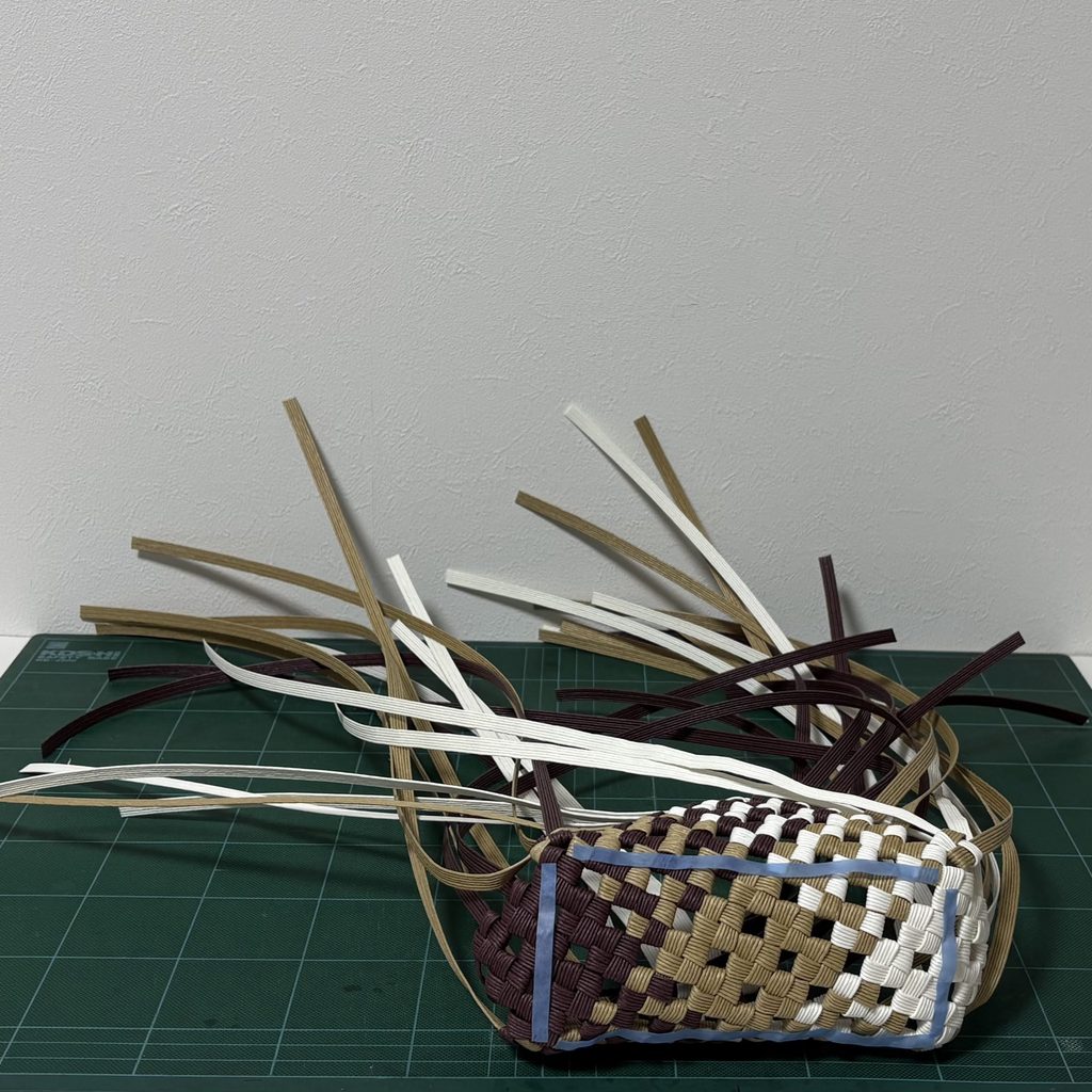 底の角を編んだところ