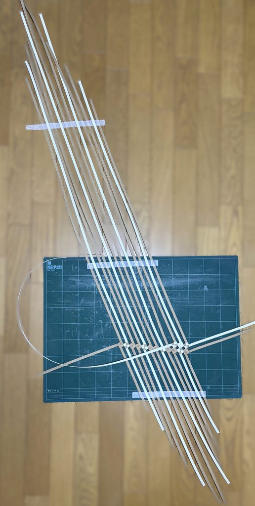 1行と、2行目3コマを編んだ状態